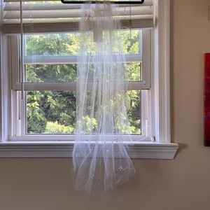 Ivory veil with hole